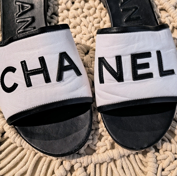 CHANEL😍CC Logo SS19 Leather Slide Mules - Picture 4 of 12